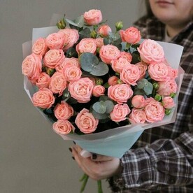 Букет из 9 веток кустовой пионовидной розы с эвкалиптом