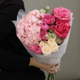 Букет из гортензии, пионовидных роз и цветущих веточек