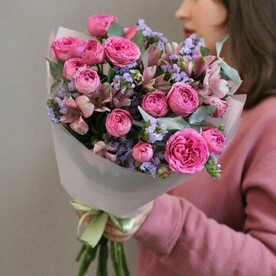 Букет из пионовидных роз, статицы и альстромерии