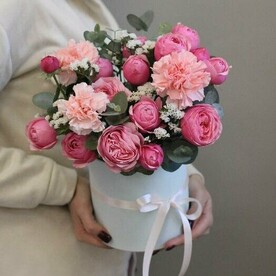 Коробочка с пионовидными розами, гвоздикой и статицей