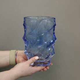 Ваза из синего стекла