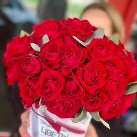 Композиция с краснойкустовой розой