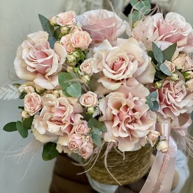 Корзина из французских роз и ароматной кустовой розы