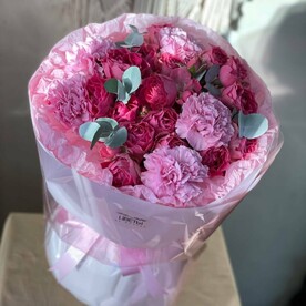 Букет кустовые розы и диантусы