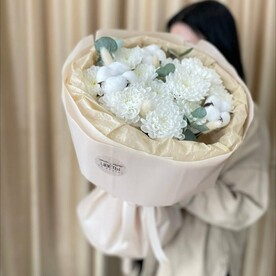 Букет из хризантем и хлопка