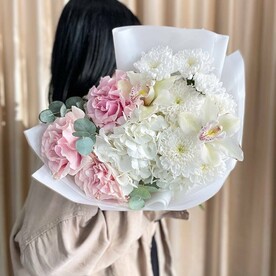 Сборный букет из гортензии с французскими розами и цимбидиумом