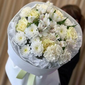 Нежный букет из роз с диантусами и альстромерией