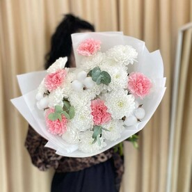 Букет из хризантем и диантусов с эвкалиптом