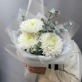 Букет из одноголовой хризантемы с эвкалиптом