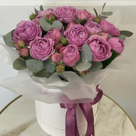 Коробка Пионовидных роз с эвкалиптом