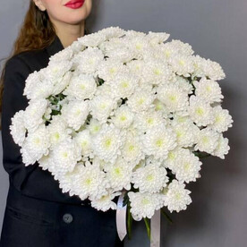 Большой букет кружевных белых хризантем