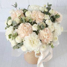 Коробка Кустовых Хризантем, Диантус и Эвкалипт