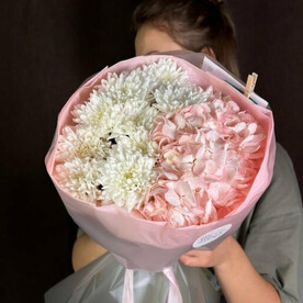 Букет комплимент из гортензии и хризантем