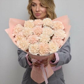 Букет розово-кремовых нежных гвоздик