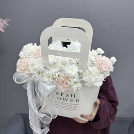 Сумочка с кустовой хризантемой и диантуса