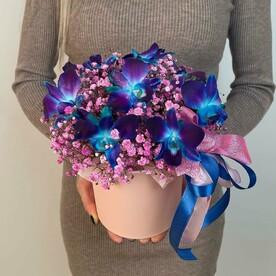 Розовый космос в шляпной коробке