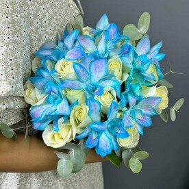 Голубое облако из белых роз и голубого дендробиума