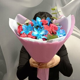 Букет из Кустовой Пионовидной Розы и Орхидеи