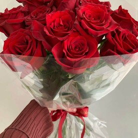 Букет из 11 красных роз в упаковке