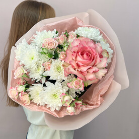 Нежный букет из хризантем и кустовых роз