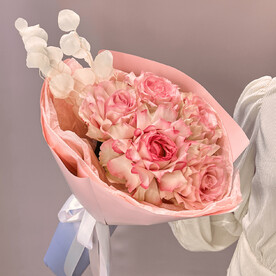 Букет из французских роз и фарфорового эвкалипта