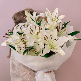 Моно букет из лилии в белой упаковке