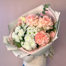 Сборный букет из хризантем, французских роз и лилии