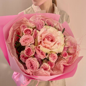 Букет из французской розы и розовых кустовых роз со стифой