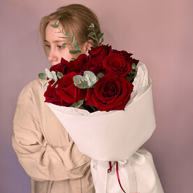 Моно букет из 9 красных роз с эвкалиптом в авторской упаковке