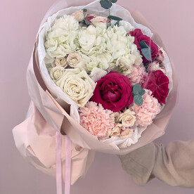 Авторский букет из гортензии, роз и диантуса