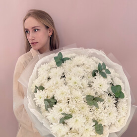 Моно букет из 15 белых кустовых хризантем с эвкалиптом