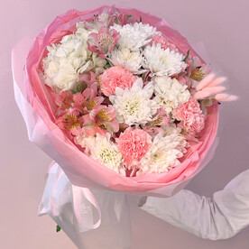 Букет из белой гортензии и хризантем с диантусами "Нежный румянец"