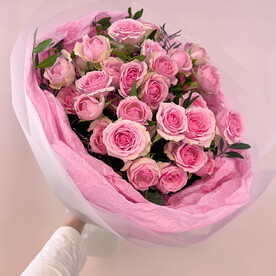Букет из 7 розовых кустовых роз "Семь комплиментов"