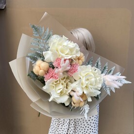 Букет с французскими белыми розами, гвоздиками, хлопком "Чай с кусочком апельсина"