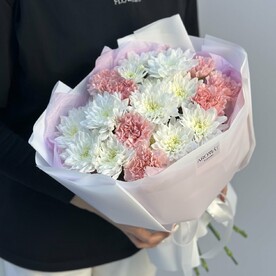Букет из хризантем и диантусов