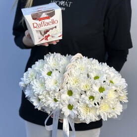 Корзина хризантем и рафаэлло