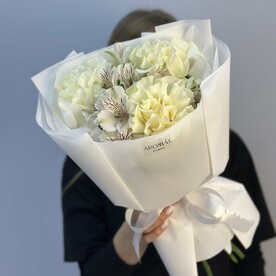 Букет из белых роз и альстромерии