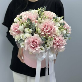 Композиция в коробке из роз и эустомы