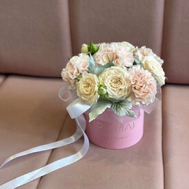 Коробка с розами и диантусами