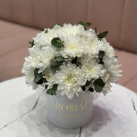 Коробочка из хризантемы и эвкалипта