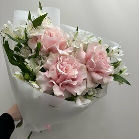 Букет из роз и альстромерий