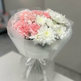 Букет из хризантем и диантусов