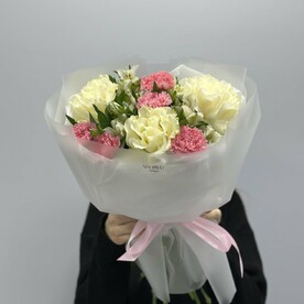 Букет на праздник из роз, диантусов и альстромерии