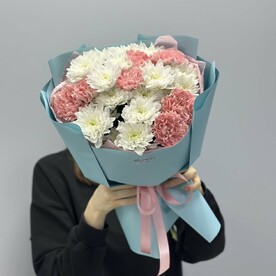 Букет из хризантем и диантусов