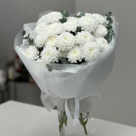 Букет из хризантем и эвкалипта