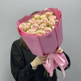 15 розовых роз