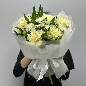 Букета из ажурных роз, альстромерии и диантусов с танацетумом