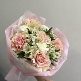 Букет из роз и альстромерий