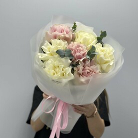 Букет из французских роз с эвкалиптом