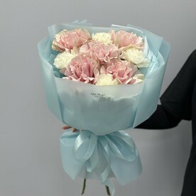 Букет из роз и диантусов